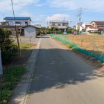 西側の前面道路です。
